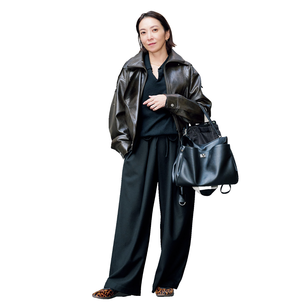 ブラックコーデにレザージャケットを羽織ってバレンシアガのロデオを持った高橋志津奈さん