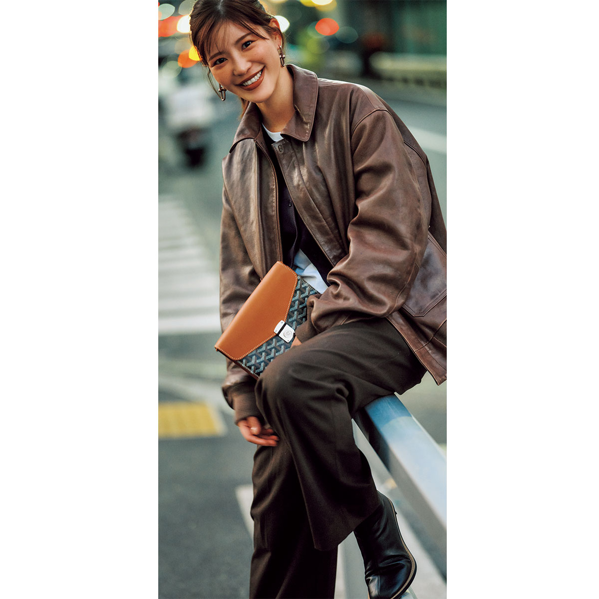 ブラウンコーデにゴヤールのクラッチバッグを持った咲和希さん