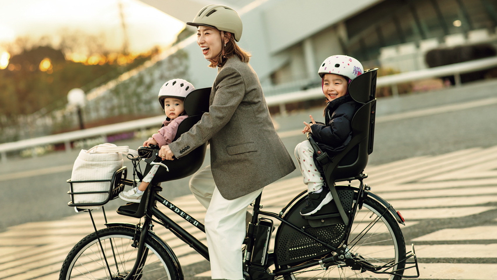 雨の日も風の日も涙の日も！ママたちの【電動アシスト自転車】 | VERY
