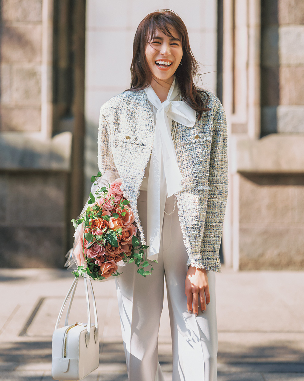 主役はツイードジャケット！ ドラマチックな白スタイルに