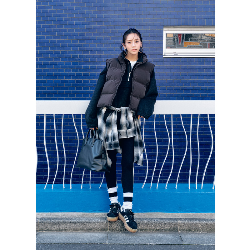 ハーフジップ×ダウンベスト×レギンスの貴島明日香さん