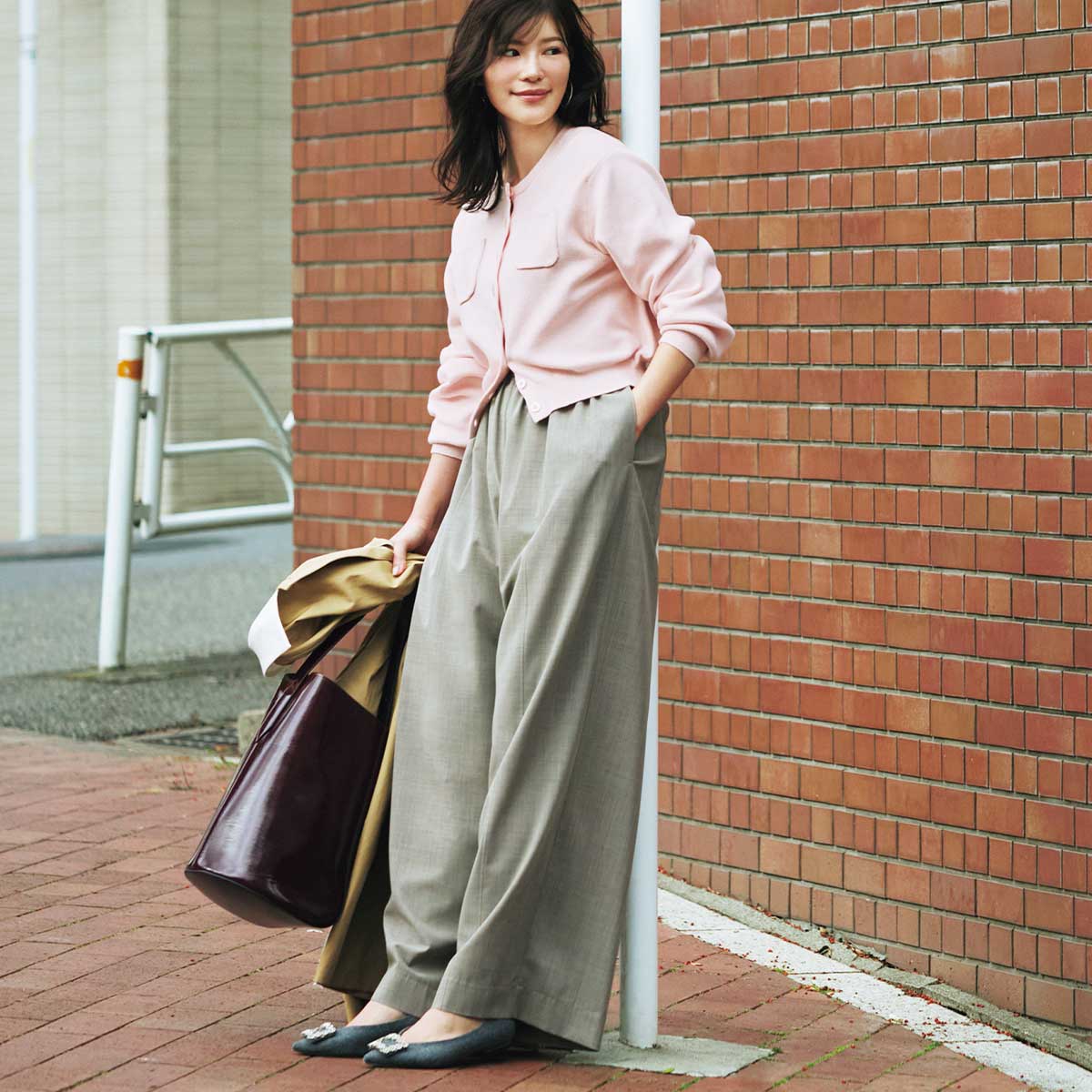 ピンクのポケットつきカーディガンとグレースラックスのコーデ