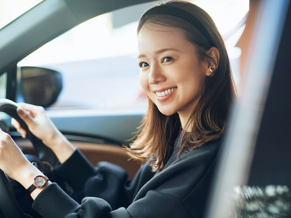 運転姿のカチューシャをした産後ママ黒田真友香さん