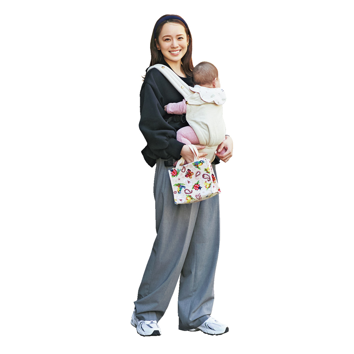 ユニクロのゆるボトムスと甘口スウェットのコーデにフェイラーの柄バッグを持って抱っこ紐をする黒田真友香さん