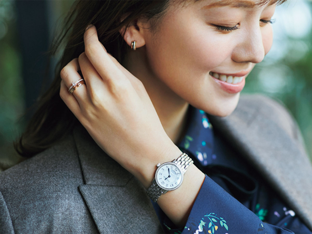 ジャガー・ルクルトの腕時計と最近購入したブシュロンのピアスを身につけた黒田真友香さん