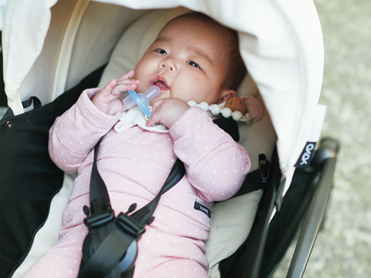Konnyのベビー服を着てYOYOのベビーカーに乗った赤ちゃん