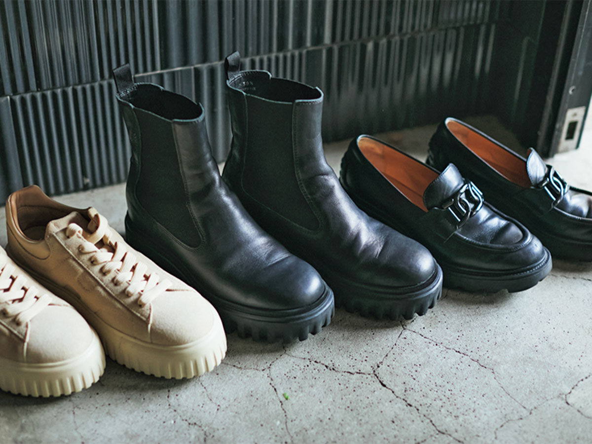 楫真梨子さん私物のホーガンのブーツやスニーカーとトッズのローファー