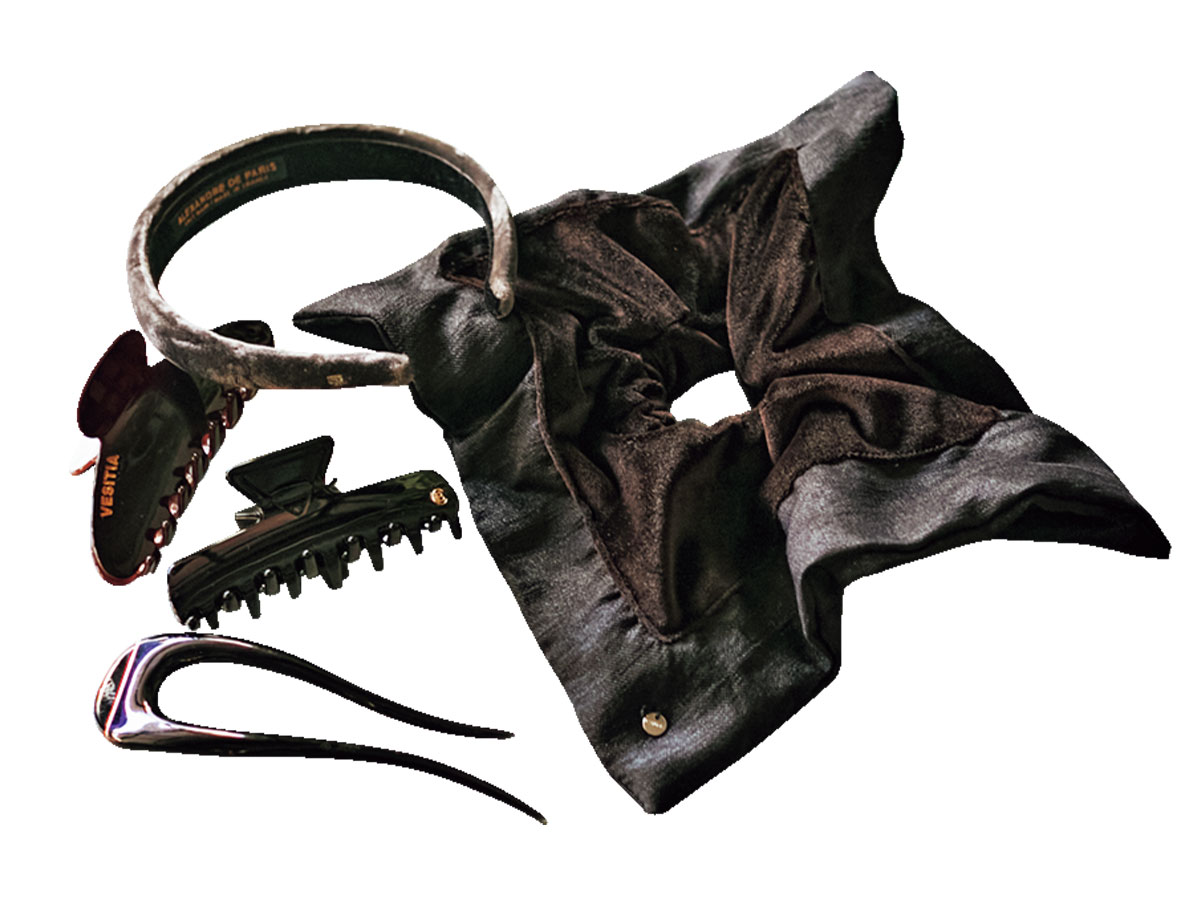 楫真梨子さん私物のヘアクリップやアレクサンドル ドゥ パリのカチューシャ、ローブ ブランの大きなシュシュ