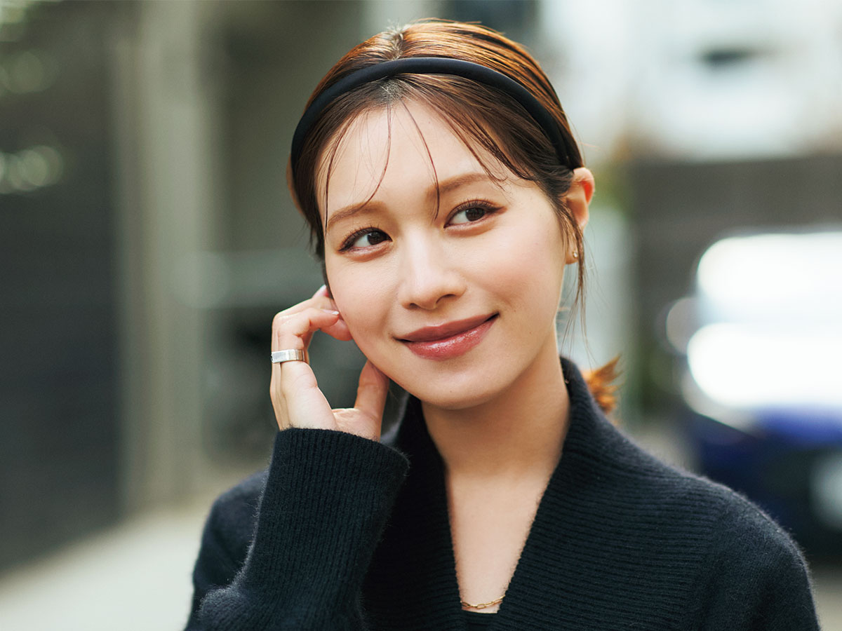 まとめ髪にカチューシャをした楫真梨子さん