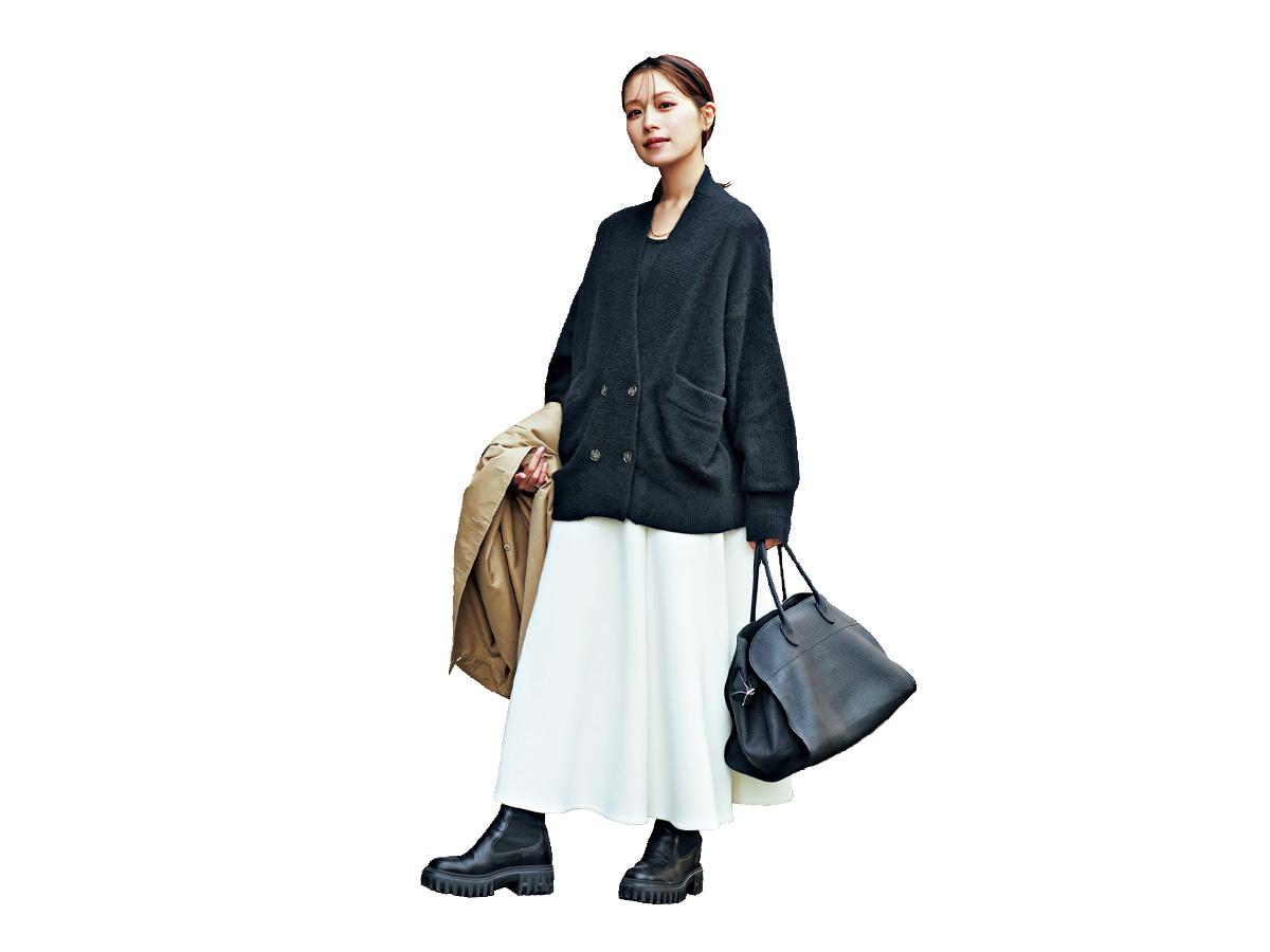 ニットカーデとフレアスカートに厚底ブーツを合わせた楫真梨子さんの休日コーデ