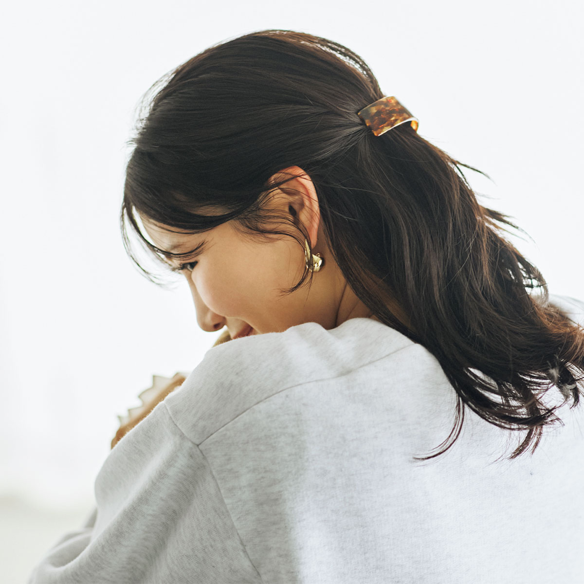 ハーフアップにバレッタをつけた後ろ姿