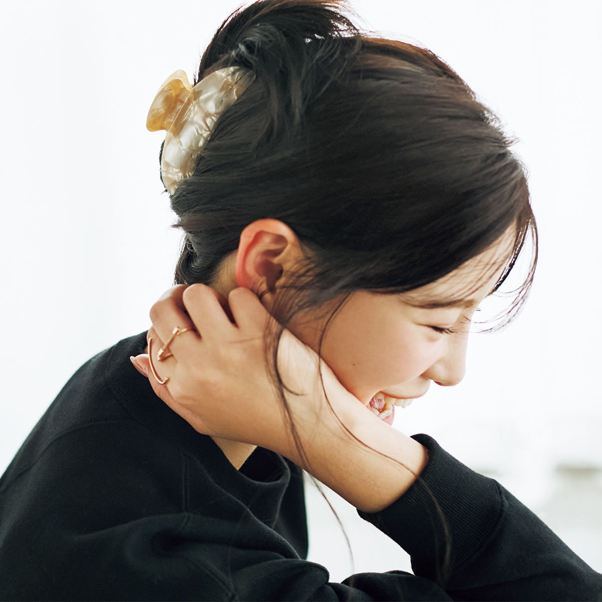 ヘアクリップでまとめ髪にした横顔