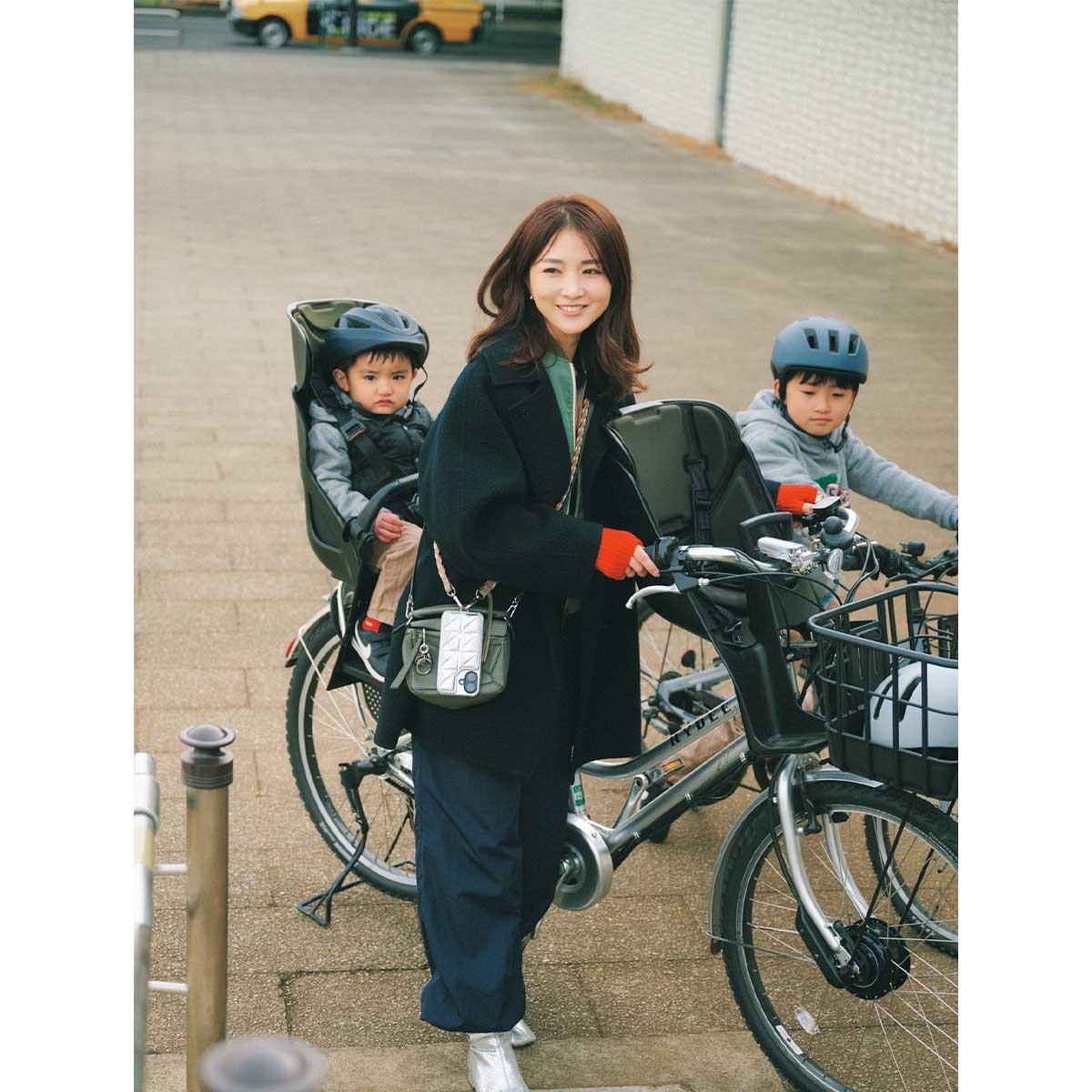 自転車をひくオシャレなママ