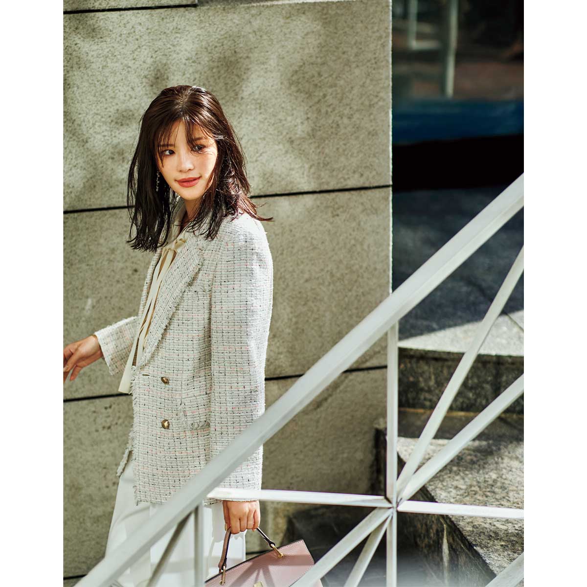アナイのボウタイブラウスとパンツにツイードジャケットを羽織った淡色ワントーンコーデ