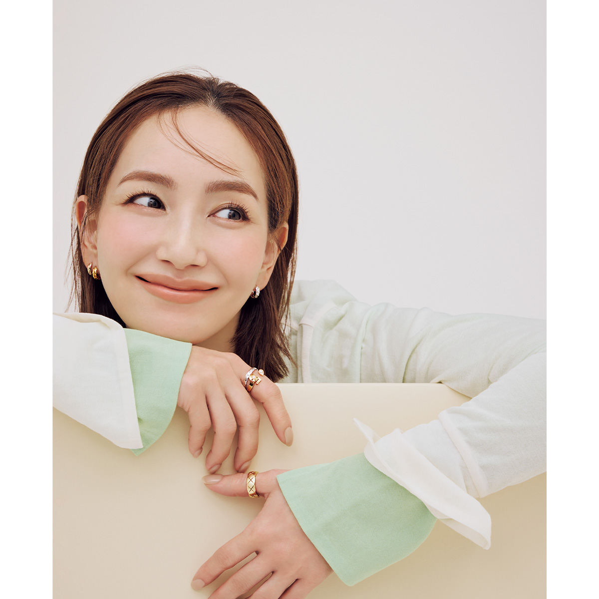 シャネルのココクラッシュのピアスとリングとコレクション N°5のリングを重ね付けした辻元舞さん