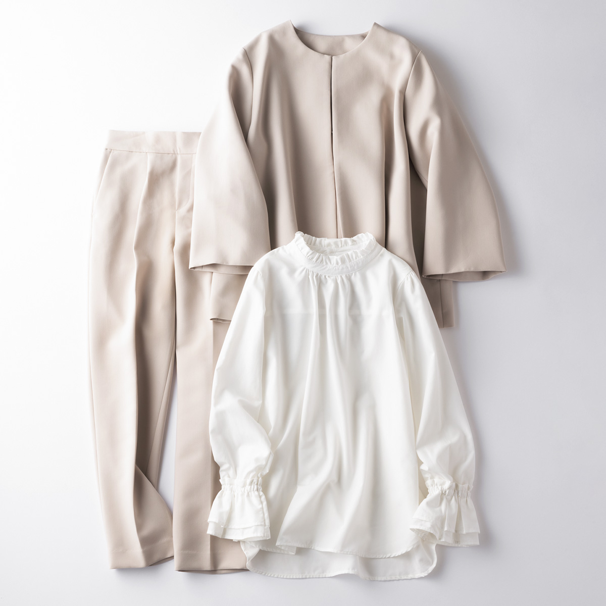 ベルメゾンのジャケットとパンツとブラウスの3点セットアップ