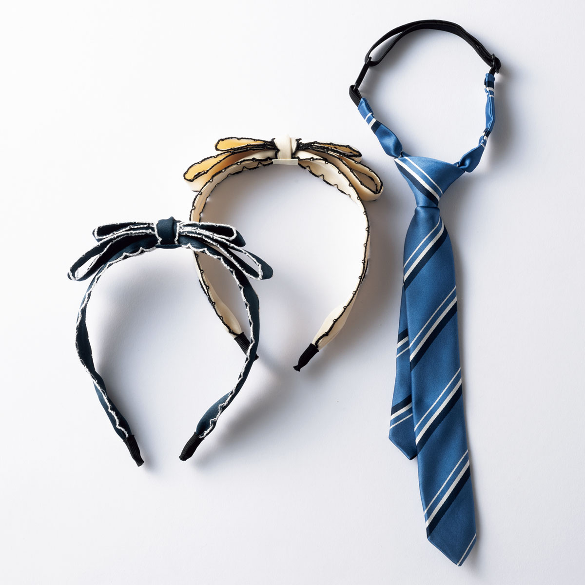 BeBeのキッズ用カチューシャとネクタイ