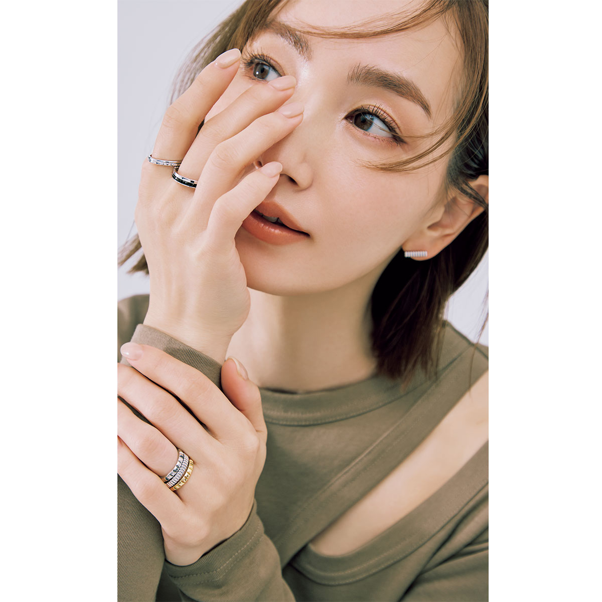 ブシュロンのキャトルリングを重ねづけした辻元舞さん