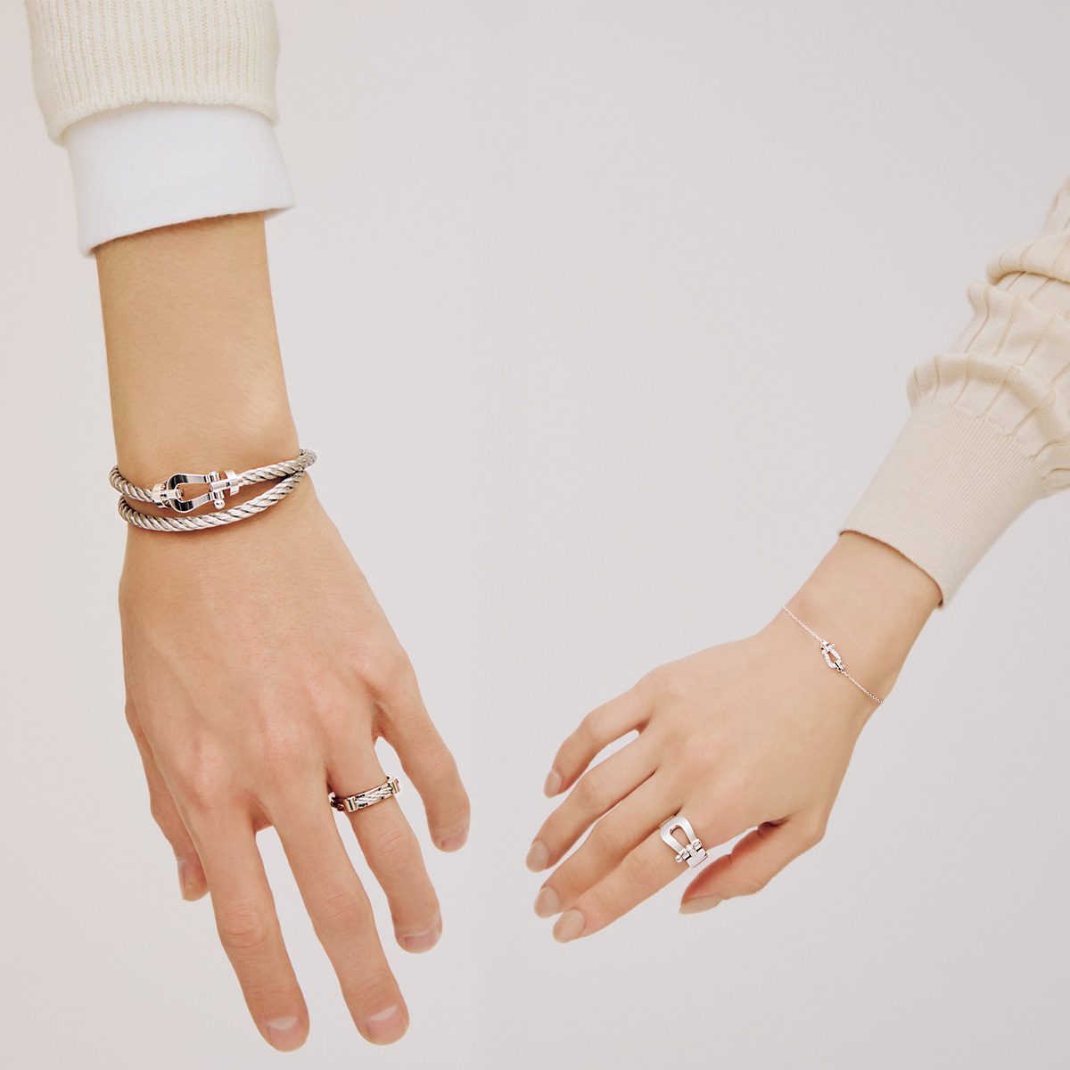 フレッドのフォース10のブレスレットとリングをペアで楽しむ手元