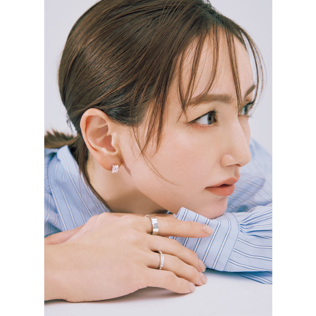 ハリー・ウィンストンのリングとピアスをつけた辻元舞さん