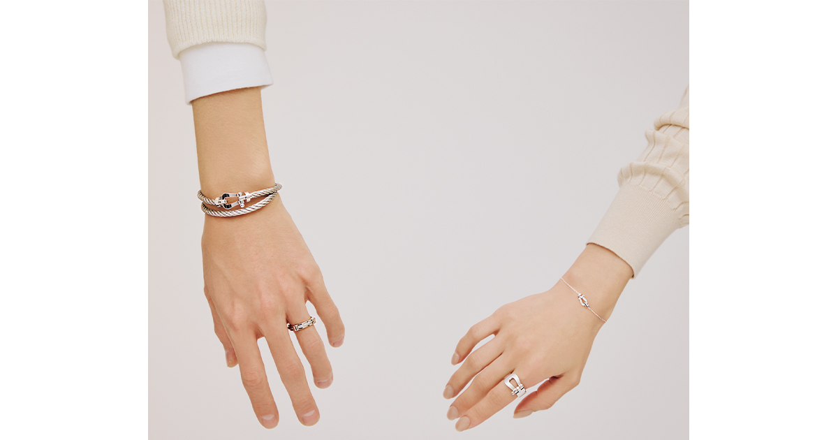 フレッドのフォース10のブレスレットとリングをペアで楽しむ手元