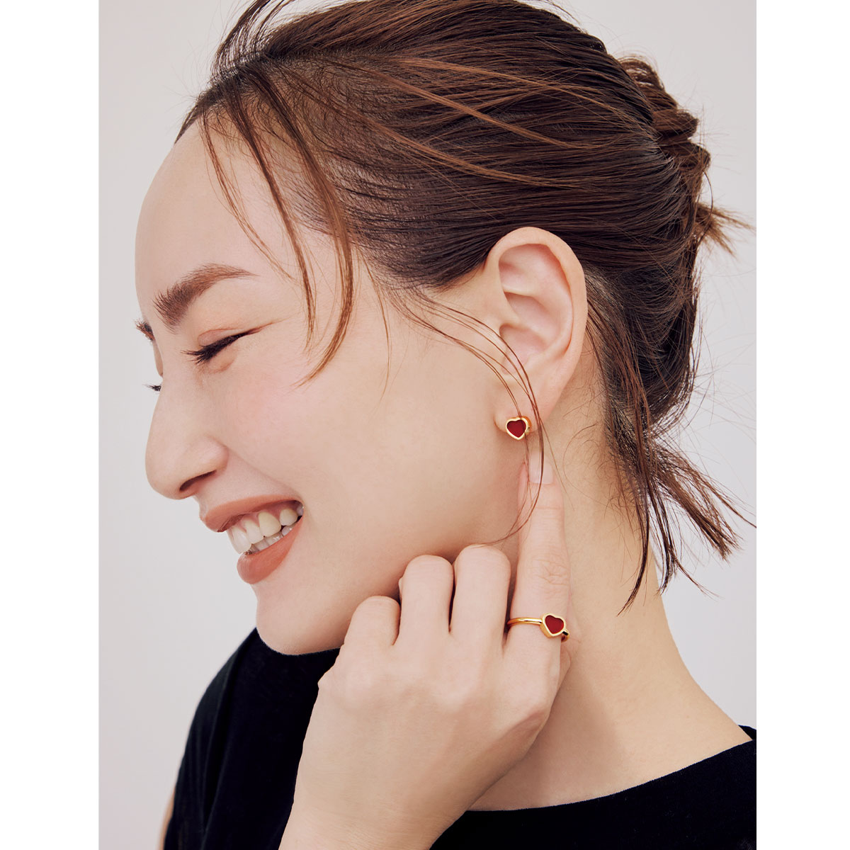 ショパールのハッピーハートのカーネリアンのリングとピアスをつけた辻元舞さん