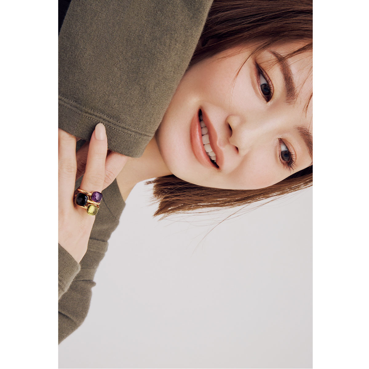 ポメラートのヌードのリング3本を重ねづけした辻元舞さん