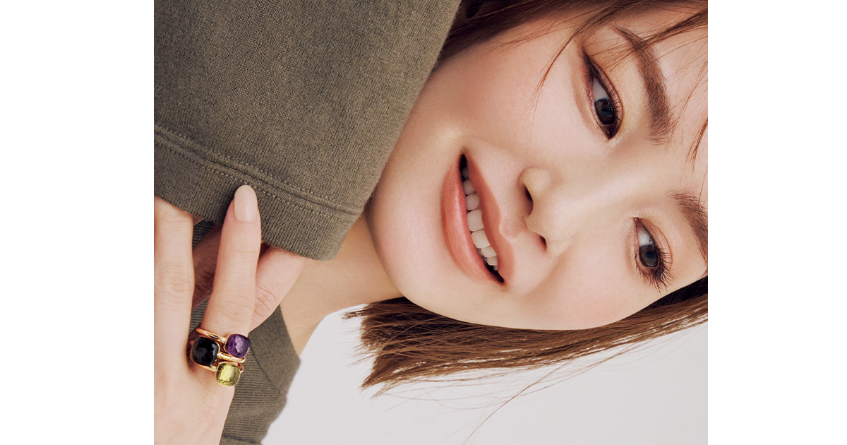 ポメラートのヌードのリング3本を重ねづけした辻元舞さん