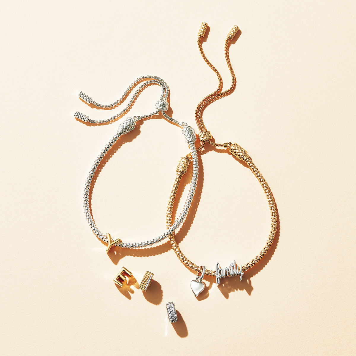 パンドラのチャームでカスタマイズできるゴールドとシルバーのブレスレット