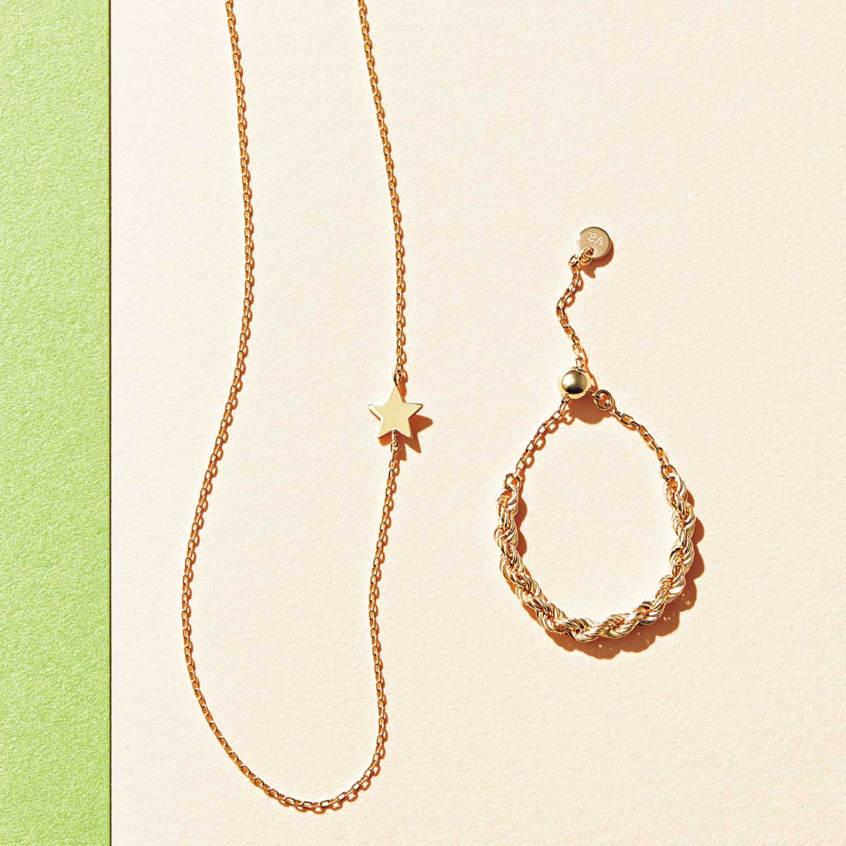 ヴイエー ヴァンドーム青山の星モチーフがついたネックレスとチェーンリング