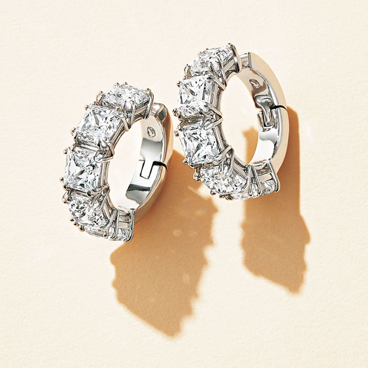 スワロフスキーのスクエアカットのクリスタルが並ぶフープイヤリング