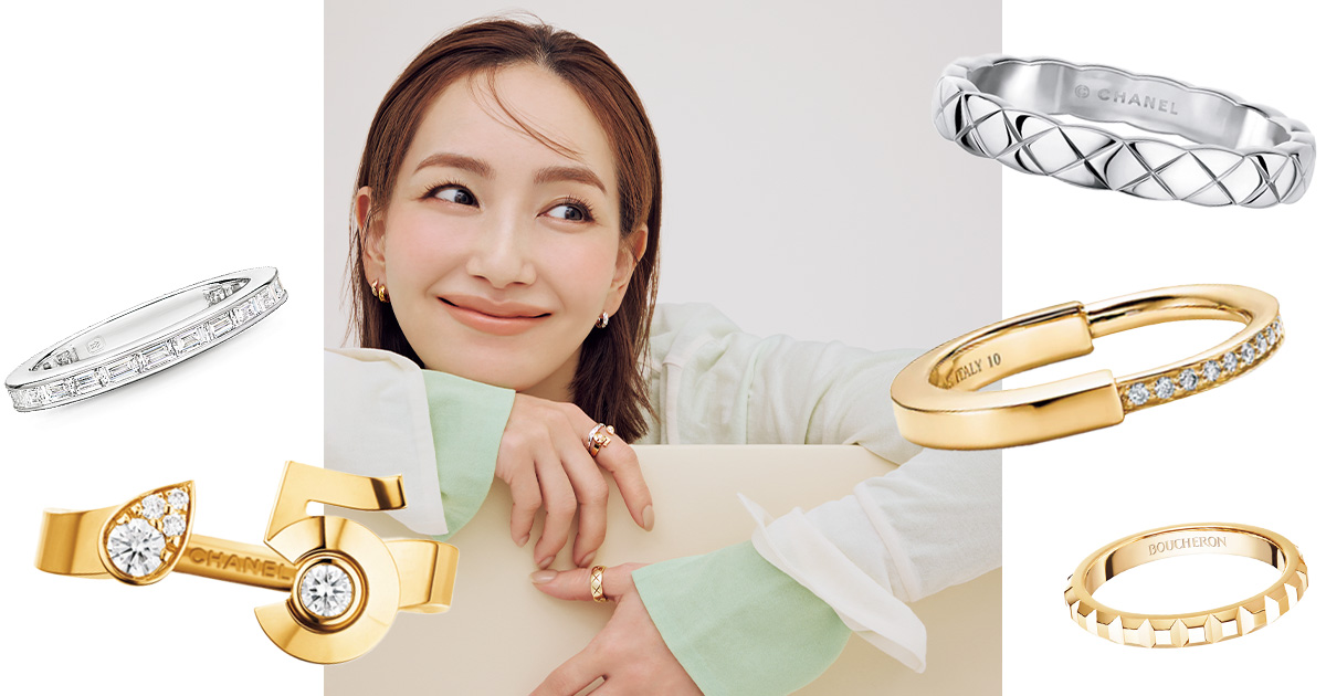 シャネルのジュエリーを重ねづけする辻元舞さんとティファニーやブシュロンのリング