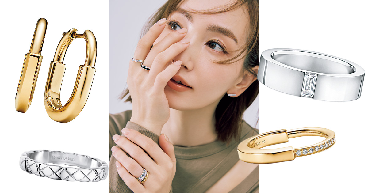 ブシュロンのリングを重ねづけする辻元舞さんとティファニーのピアスやシャネルのリング