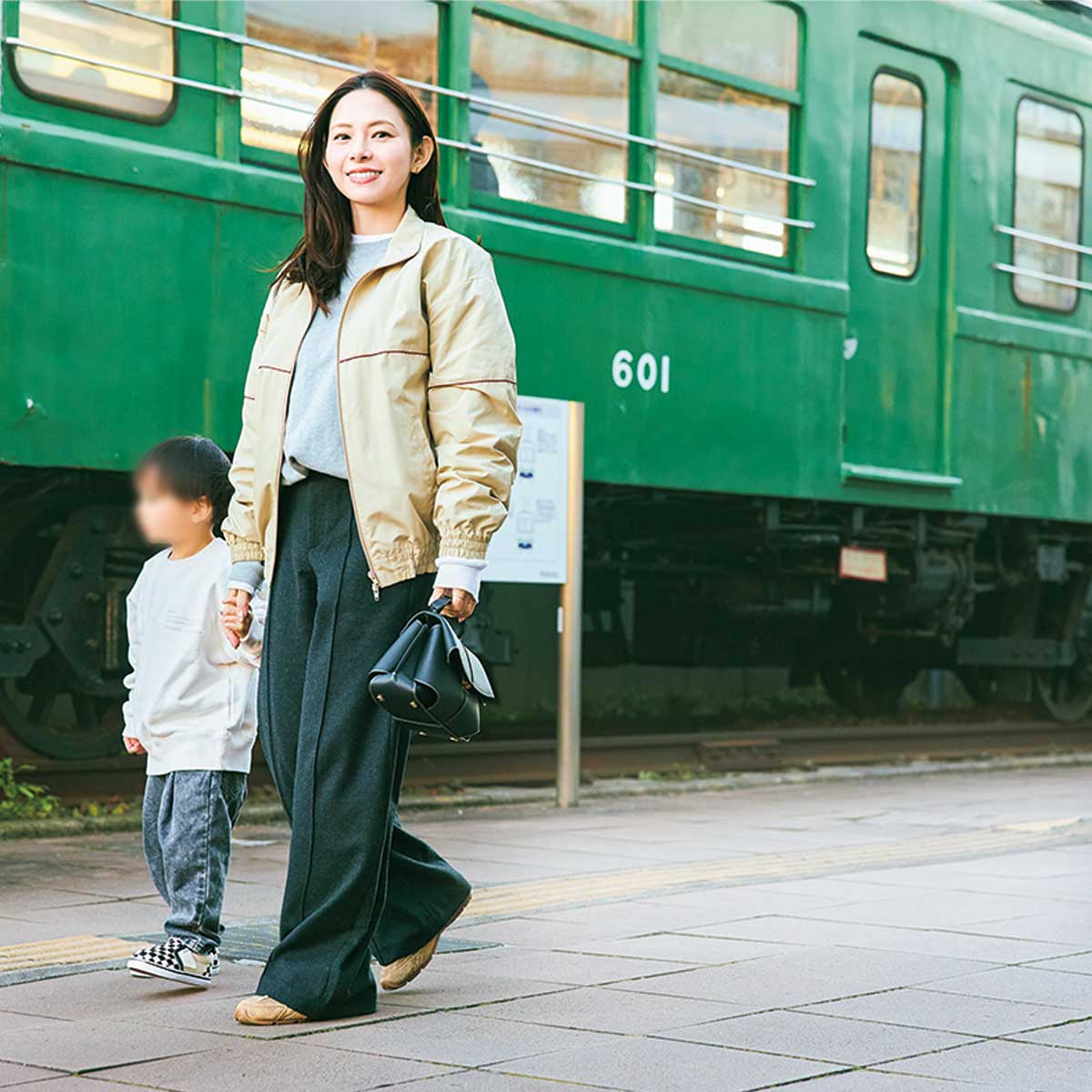 人気インフルエンサー、macotoさんの子連れお出かけコーデを拝見