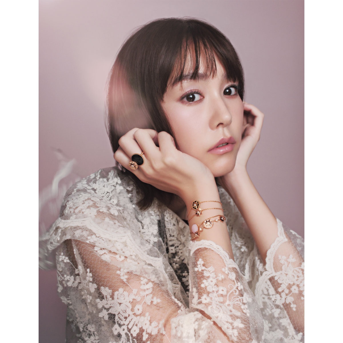 クリスチャンディオールのローズデヴァンのリングとブレスレットを重ね付けした桐谷美玲さん