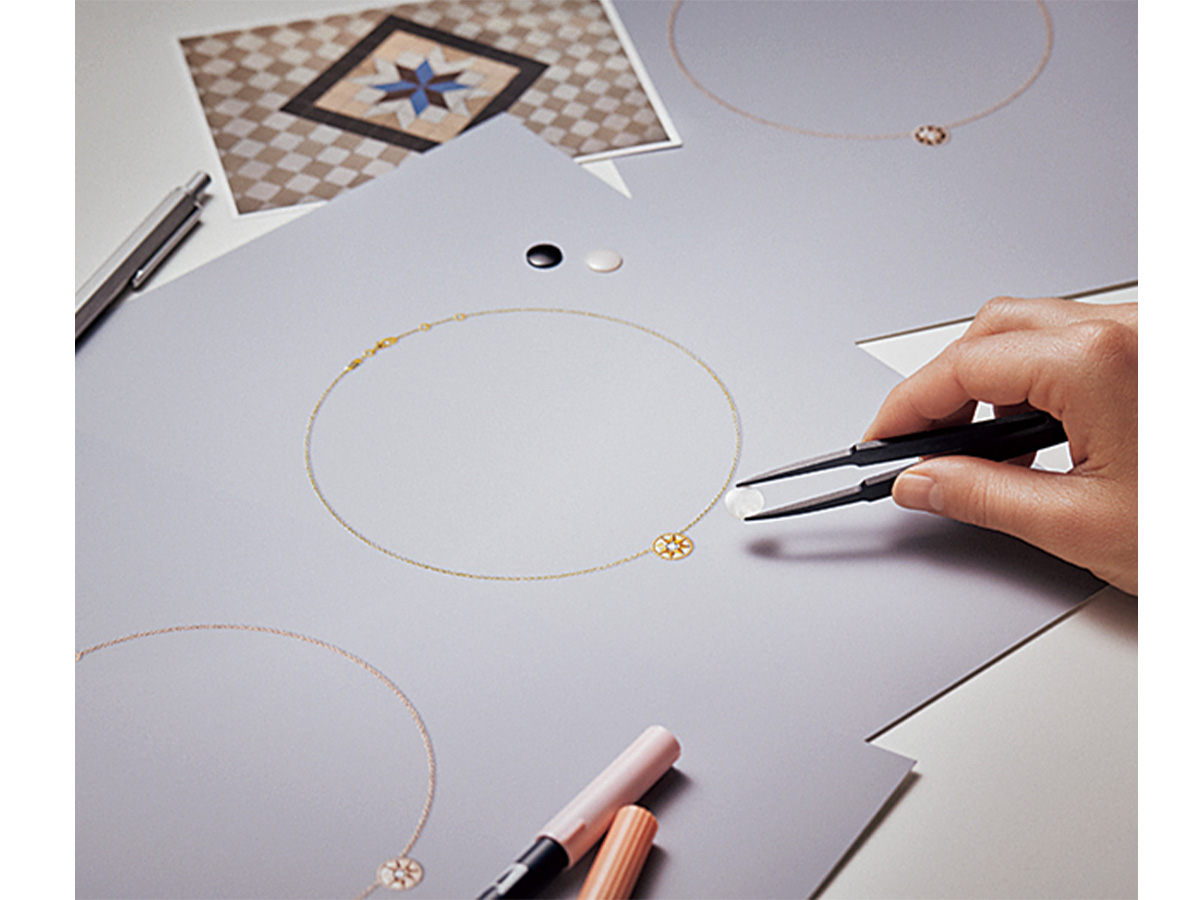 ディオールアトリエの熟練の職人が手作業でジュエリーを作り上げる様子