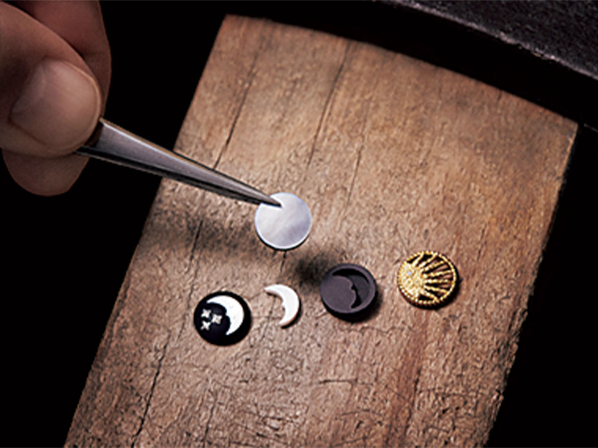 ディオールアトリエの熟練の職人が手作業でジュエリーを作り上げる様子