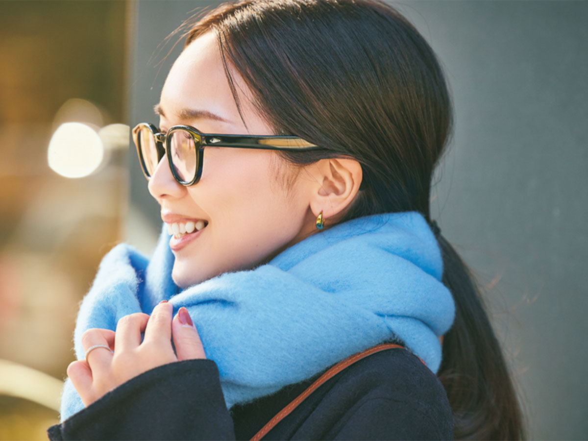 ブルーのマフラーとMOSCOTの黒縁メガネで顔まわりを盛る読者ママ