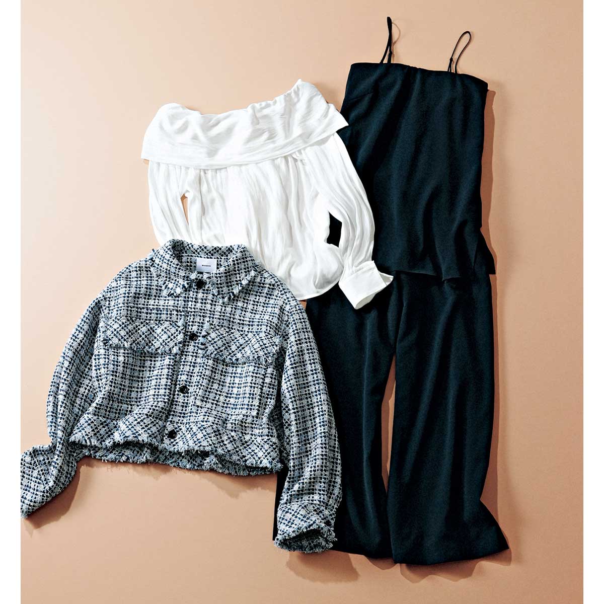 ミースロエのフリンジが効いたジャケットと白のとろみブラウスとネイビーのオールインワン