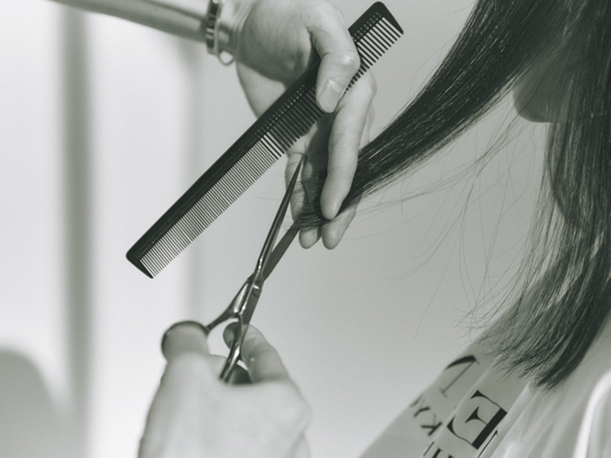咲和希さんのヘアカット風景