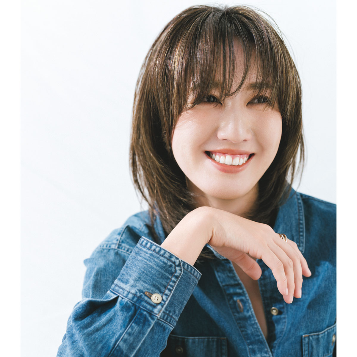 白髪をハイライトで散らしたボブヘアのVERYライター