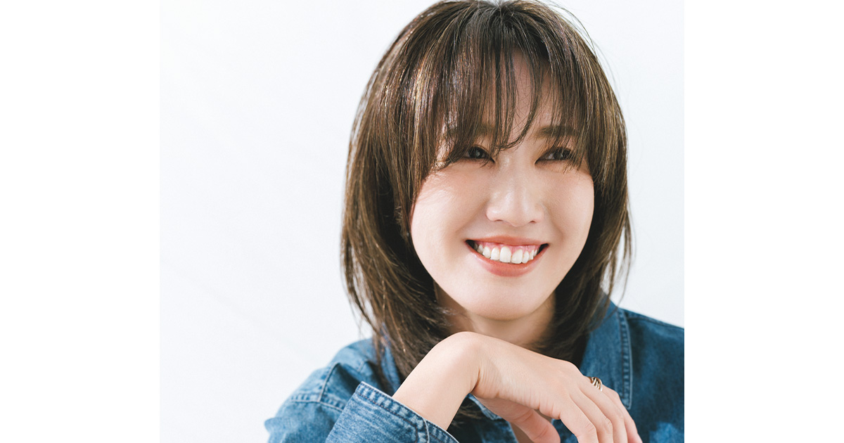 白髪をハイライトで散らしたボブヘアのVERYライター