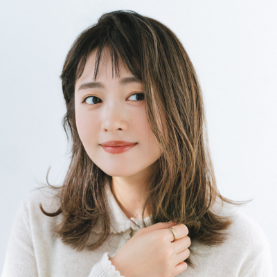 【30代•40代のヘアスタイル】白髪・うねりも克服できて“服に似合う髪色”って？