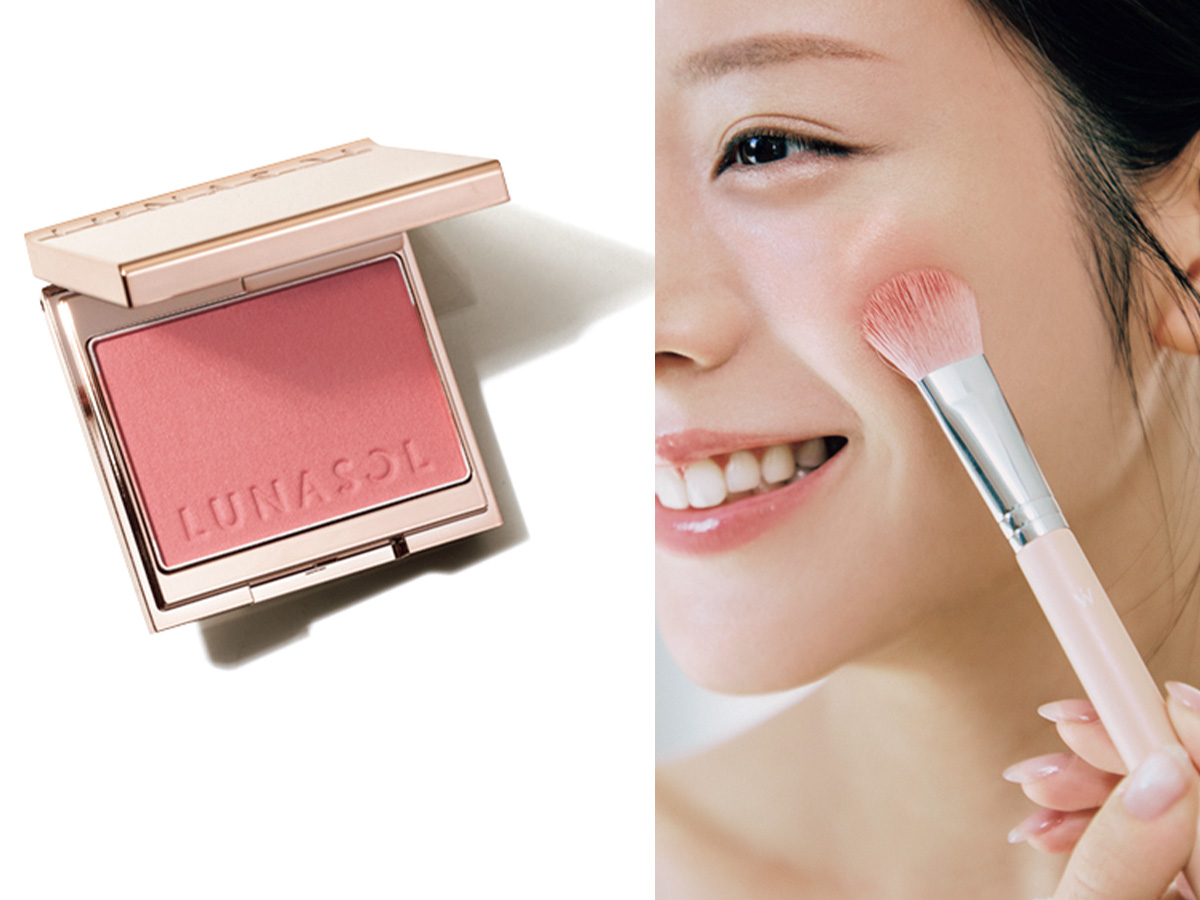 ルナソル　カラーリングブリーズ 01を筆で塗る様子