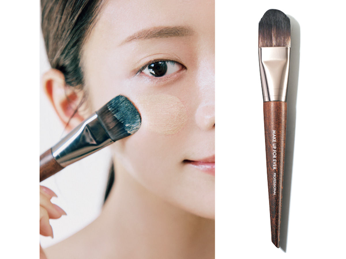 ファンデーションブラシ ミディアムを使ってファンデーションを塗る様子