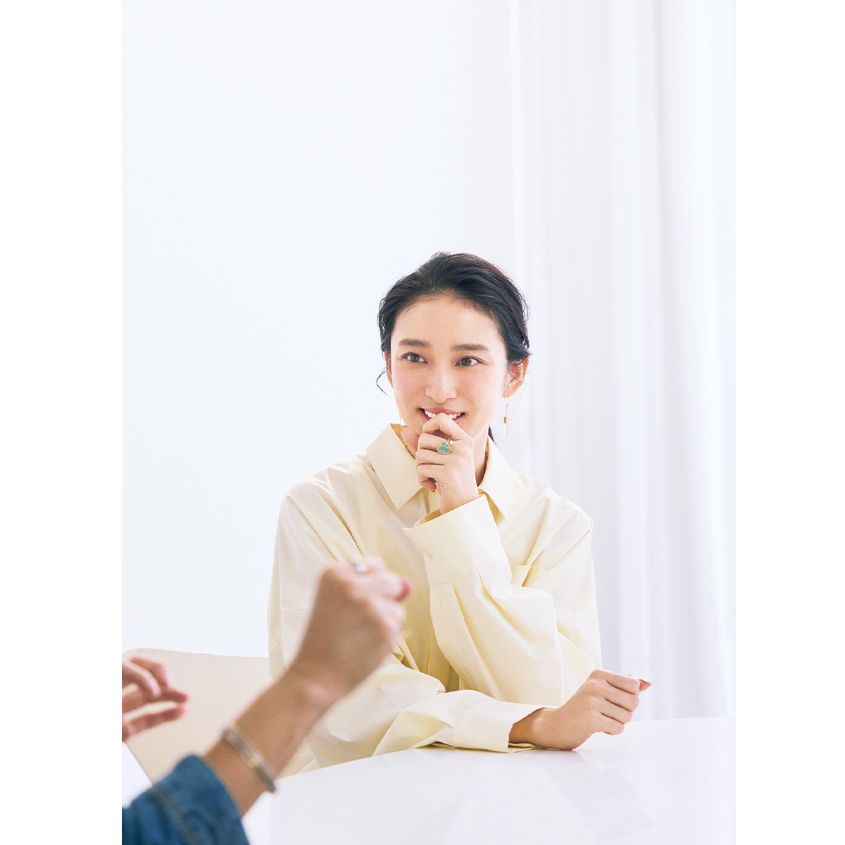 黄色のシャツを着た武井咲さん