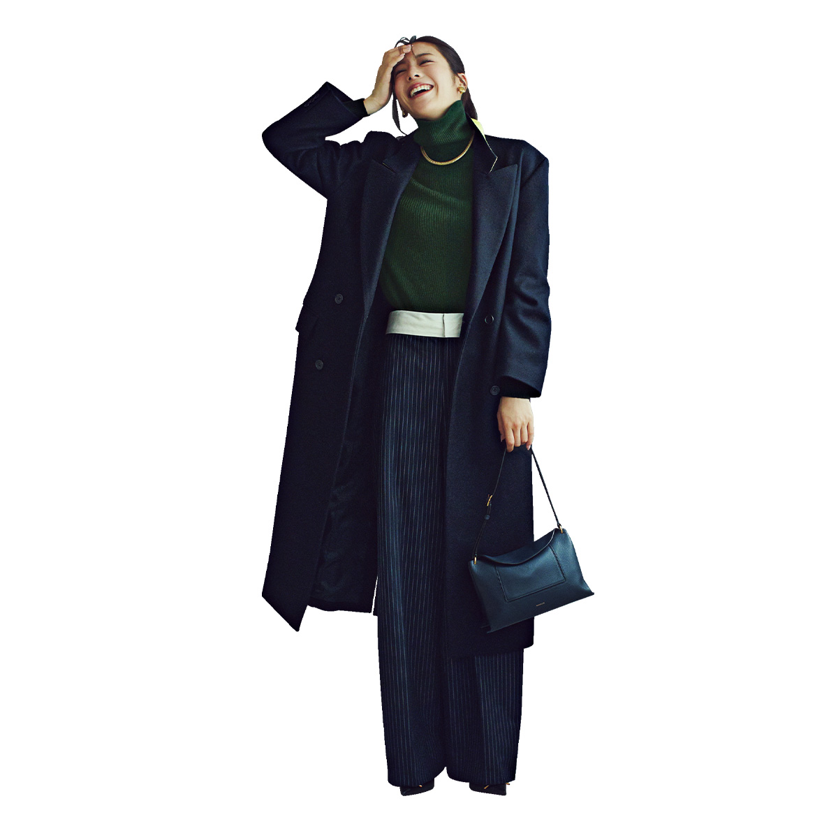 GUのタートルニットとスラックスにロング丈アウターを羽織ったコーデ