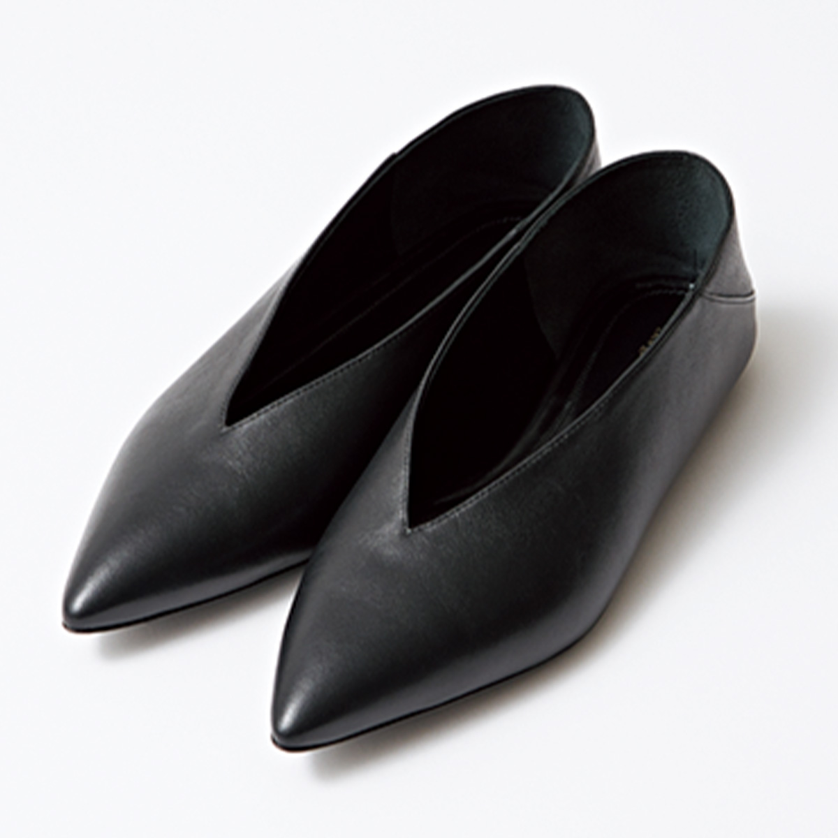 かかとを立てたらスリッポンになるバブーシュ