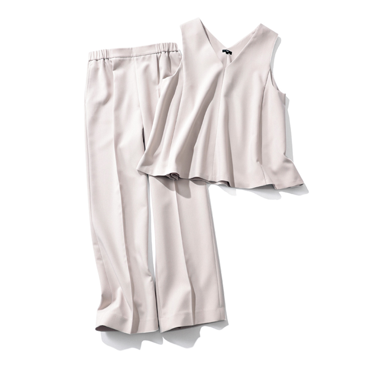 プラステのベージュのノースリーブとパンツのセットアップ