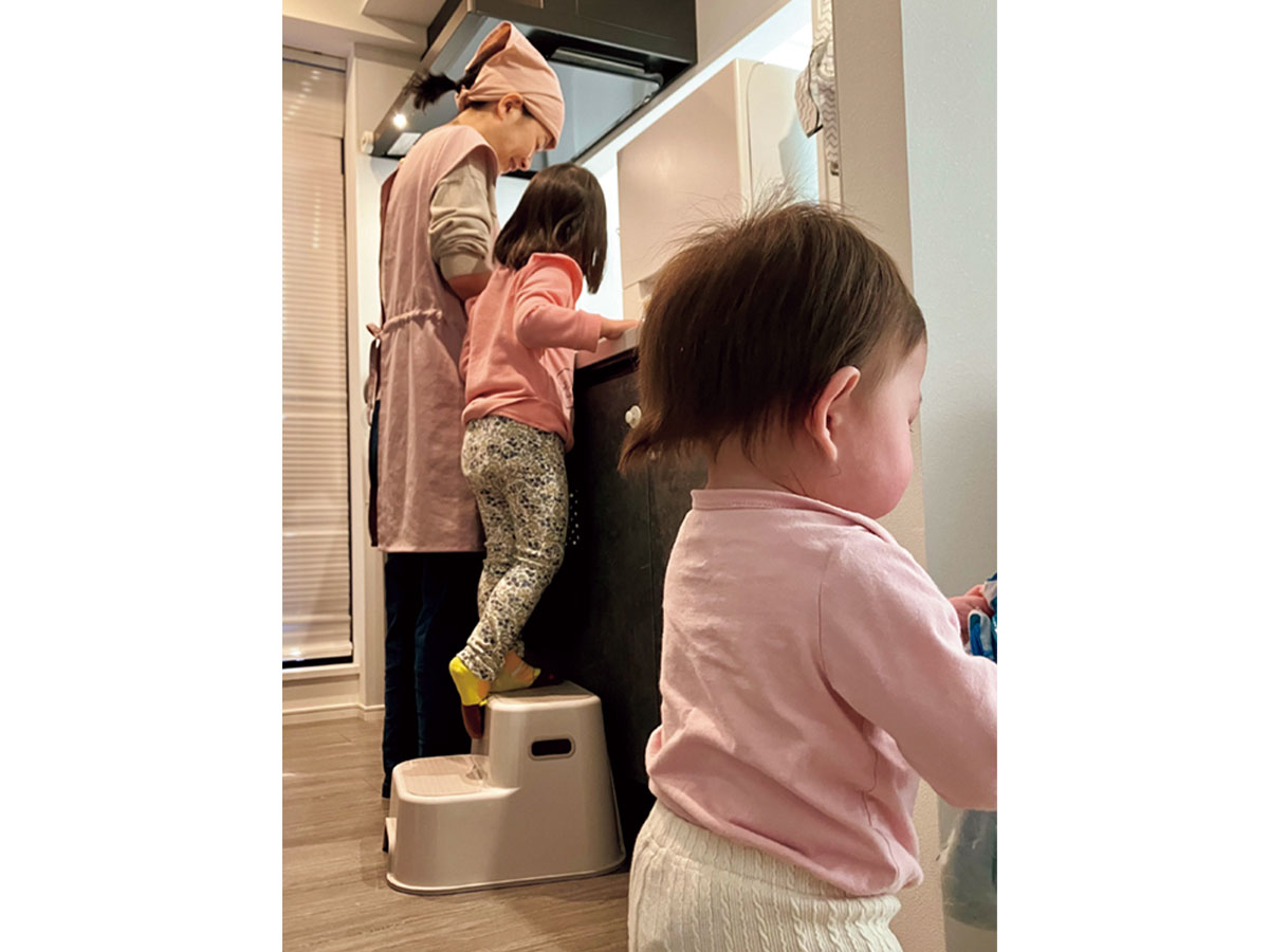 料理をする家事代行さんと子どもたち